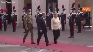 Angela Merkel a Palazzo Chigi, stretta di mano con Mario Draghi