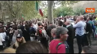 Il corteo No Green pass sotto alla sede della Cgil