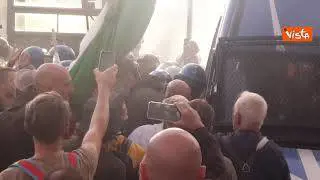 No Green pass, scontri tra manifestanti e polizia fuori dal parco di Villa Borghese