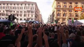 No Green pass, i manifestanti lasciano Piazza del Popolo e formano un corteo per le vie del centro