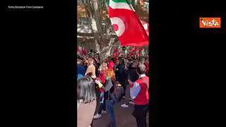 "Bella ciao" al sit in alla sede della Cgil assaltata