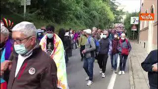 Marcia della Pace Perugia-Assisi, la maxi bandiera arcobaleno portata in corteo dagli studenti