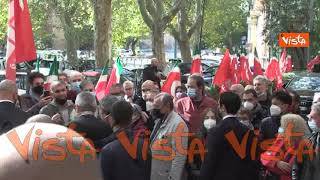 Draghi alla sede Cgil, il presidente saluta i lavoratori al termine della visita