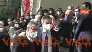 L'abbraccio tra Draghi e Landini alla sede della Cgil