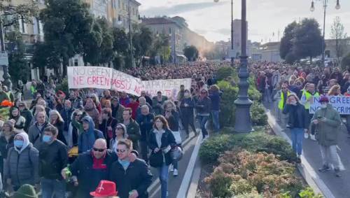 No Green pass a Trieste, cori contro Beppe Grillo