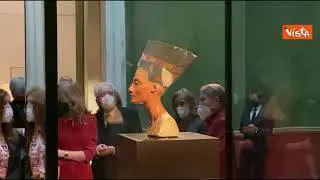 Mattarella ammira Nefertiti al Museo di Pergamo, le immagini
