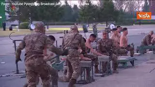 Soldati nordcoreani spaccano mattoni con la testa, l’esibizione davanti a Kim Jong-un