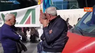 Manifestazione dipendenti Alitalia a Fiumicino, striscioni esposti anche all'interno dell'aeroporto