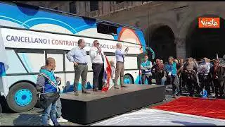 Capone sale sul palco con bandiere Ugl e Cgil in solidarietà al sindacato dopo l'assalto