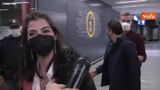 Ultimo volo Alitalia, passeggeri arrivano a Roma. C'è anche chi si è fatto autografare il biglietto