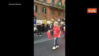 Flauti, tamburi e danze popolari alla manifestazione contro il fascismo a Roma