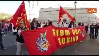 I lavoratori Fiom di Torino cantano "Bella Ciao" nel corteo Mai più fascismi a Roma