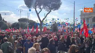 Mai più fascismi, bandiere e palloncini colorano Piazza San Giovanni