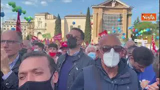 Mai più fascismi, Letta segue interventi dei sindacati fra la folla in Piazza San Giovanni