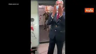 L'abbraccio tra l'equipaggio e il personale di terra per l'ultimo volo Alitalia