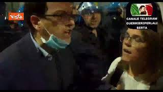 No green pass a Milano, tensione tra manifestanti e polizia