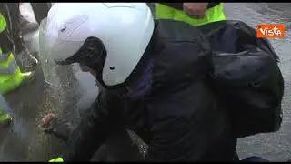 Sgombero portuali Trieste, un lavoratore svenuto portato in braccio da compagni