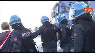 No Green pass a Trieste, la polizia usa gli idranti per sgomberare i portuali in presidio