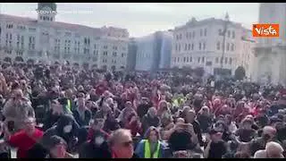 "La gente come noi non molla mai", la protesta in piazza a Trieste dopo lo sgombero dei portuali