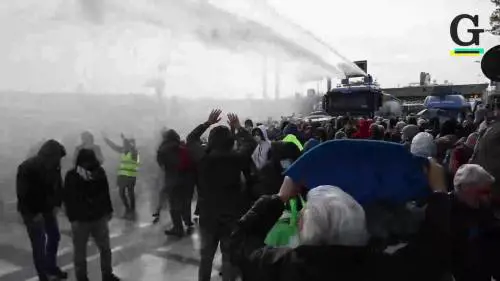 La guerriglia con i no green pass a Trieste 