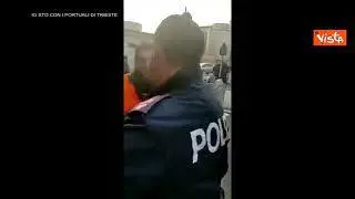 No green pass, due poliziotti portano la focaccia ai manifestanti al porto di Genova