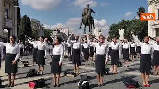 Le dipendenti Alitalia si spogliano in Campidoglio, il flashmob a Roma