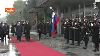 Mattarella a Nova Gorica ascolta l'inno di Mameli sotto una forte pioggia