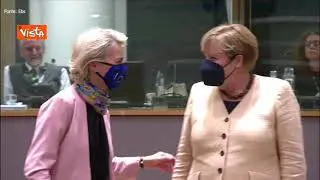 Von der Leyen tenta di salutare Merkel dandole la mano, ma la Cancelliera si allontana