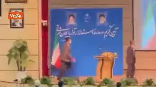 Neo governatore viene schiaffeggiato sul podio in Iran durante la cerimonia di insediamento