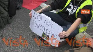 No green pass, i manifestanti di Roma si siedono per terra in omaggio ai portuali di Trieste