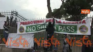 "Trieste chiama, Roma risponde" i cartelli dei no Green pass a Roma