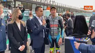 Il Ministro Di Maio consegna a Valentino Rossi il premio alla carriera, le immagini