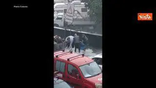 Alluvione a Catania, il salvataggio di un automobilista intrappolato nell'acqua