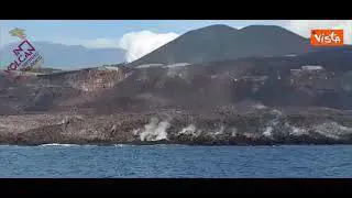Eruzione vulcanica alle Canarie, la colata lavica vista dal mare
