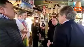 Bolsonaro mangia un panino in un mercato di Roma durante una pausa dagli impegni del G20