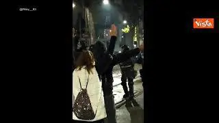No green pass Milano, i manifestanti con le mani in alto davanti agli agenti in tenuta anti sommossa