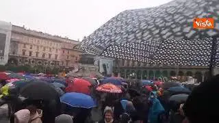 No Green pass a Milano, i manifestanti sotto la pioggia con gli ombrelli
