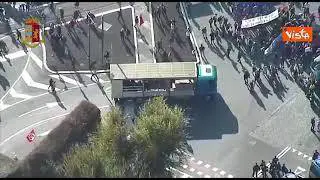 No al G20, la manifestazione di Roma vista dall'alto con il drone della polizia