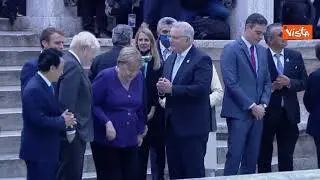Angela Merkel alla Fontana di Trevi, dopo il lancio della monetina, tocca l'acqua con la mano