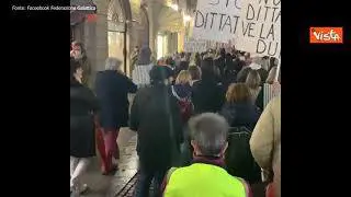 No green pass, a Novara i manifestanti sfilano come prigionieri di Auschwitz