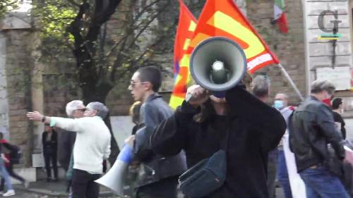 Proteste G20, i centri sociali occupano la piazza dei "gretini"