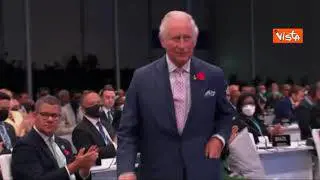 Il principe Carlo inciampa salendo sul palco