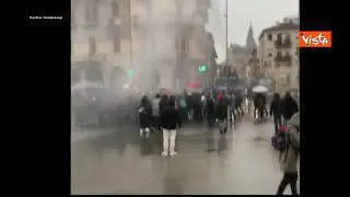 Proteste a Padova per la visita di Bolsonaro, la Polizia usa gli idranti