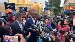 Eric Adams è il nuovo sindaco di New York, la commozione fuori al seggio con la foto della madre