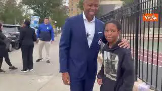 Il dem Eric Adams è il nuovo sindaco di New York, eccolo fuori dal seggio elettorale con dei bambini