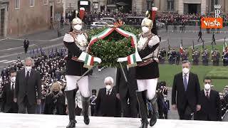 Mattarella depone una corona d'alloro sulla tomba del Milite Ignoto