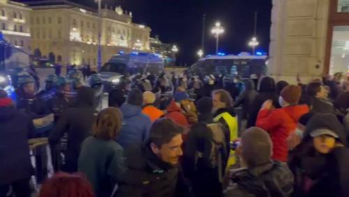 Trieste, i manifestanti provano a sfondare. Ma arrivano gli idranti