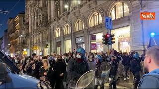 No green pass, tensioni a  Milano. Polizia schierata nel centro della città