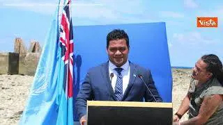 Cop26, il ministro delle isole Tuvalo partecipa alla conferenza parlando con i piedi nell'acqua