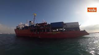 Ecco l'arrivo tra gli applausi della nave ong Sea Eye nel porto di Trapani